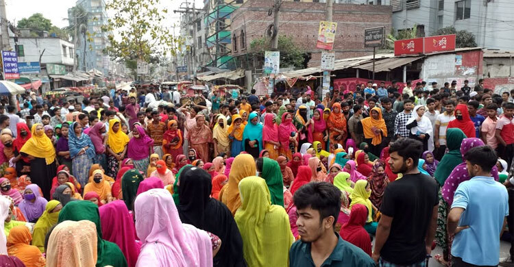 গাজীপুরে ঢাকা-ময়মনসিংহ মহাসড়ক অবরোধ পোশাক শ্রমিকদের, যান চলাচল বন্ধ